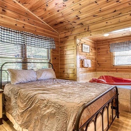 Dog Friendly, Romantic Mtn Getaway Hot Tub Pool Gatlinburg Extérieur photo