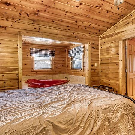 Dog Friendly, Romantic Mtn Getaway Hot Tub Pool Gatlinburg Extérieur photo
