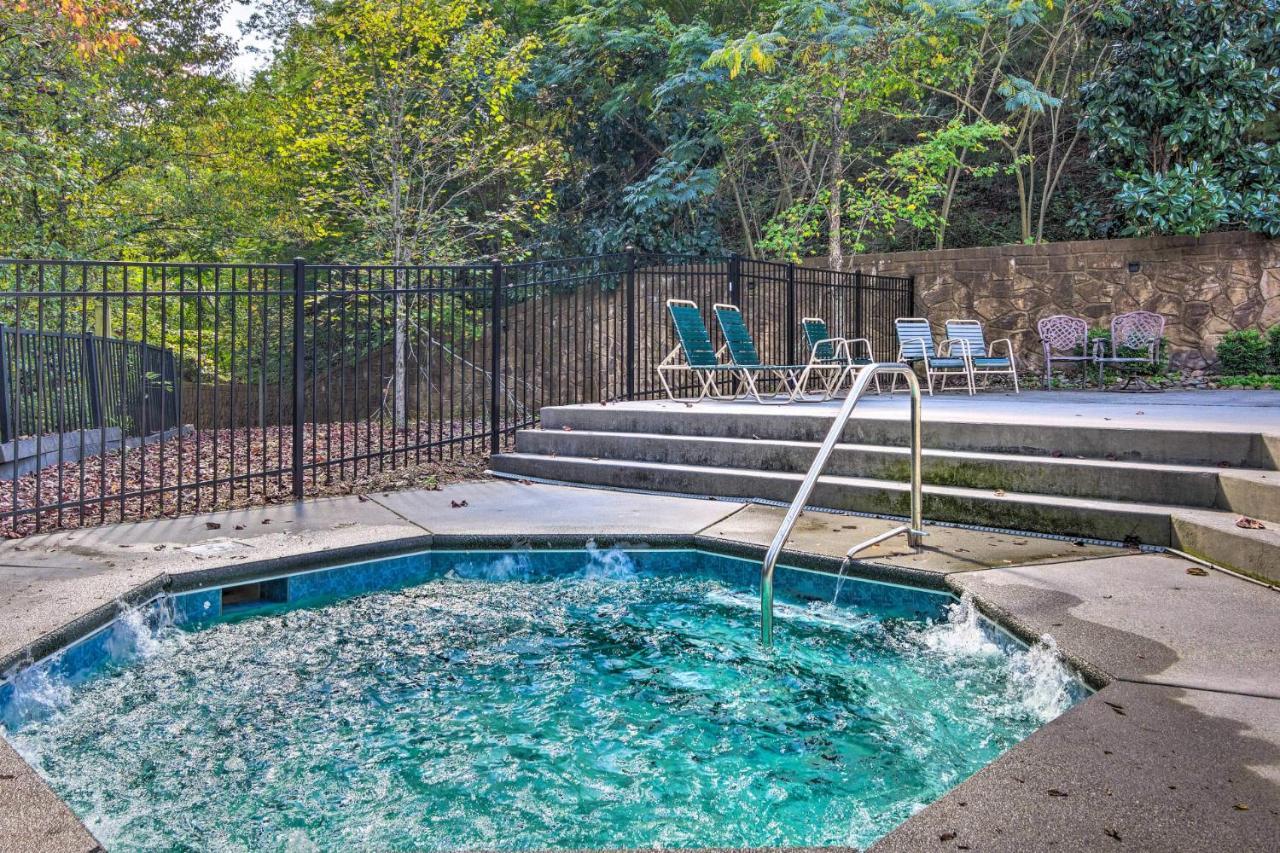 Dog Friendly, Romantic Mtn Getaway Hot Tub Pool Gatlinburg Extérieur photo
