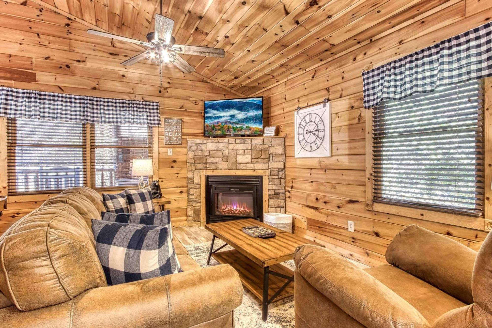 Dog Friendly, Romantic Mtn Getaway Hot Tub Pool Gatlinburg Extérieur photo